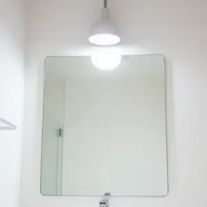 Jaka barwa światła do łazienki nad lustro